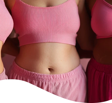 Hombre con chomba con cara de dolor mientras sostiene una hamburguesa y unas papas fritas